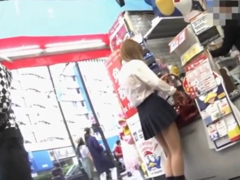 【盗撮動画】ギャルJK好きは見逃し厳禁の繁華街逆さ撮りパンチラ。激ミニの中は見事なピンクサテンパンティでした