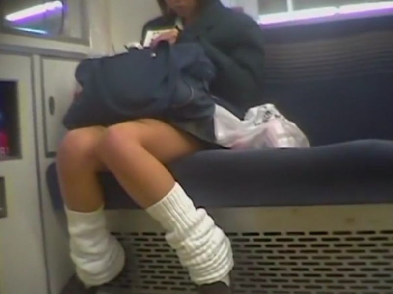 【盗撮動画】危険映像。学校帰りのルーズソックスJKに粘着してパンチラ盗撮する動画が発見される