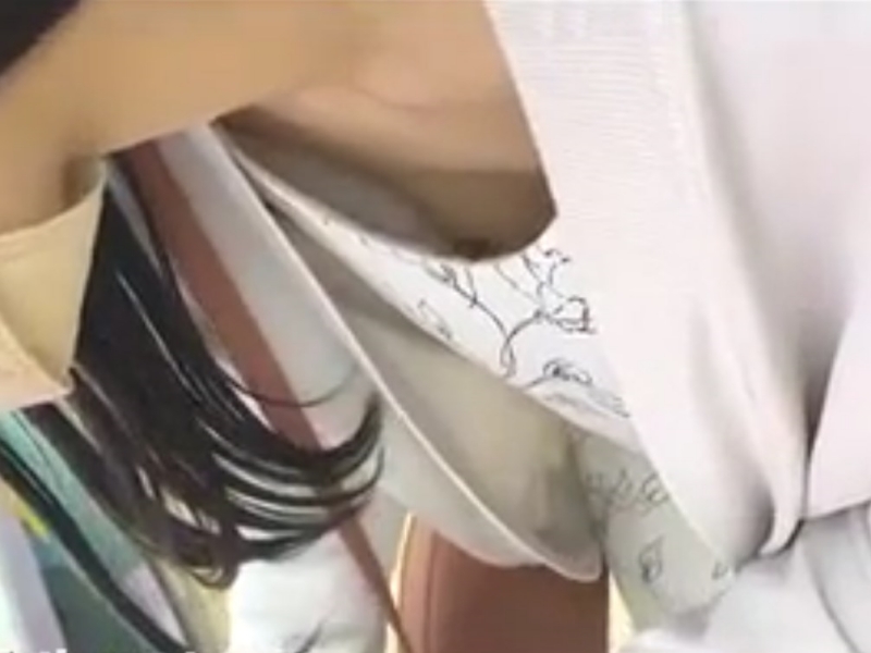 【盗撮動画】一見清楚系でも服の中身はドスケベなノーブラ女子の胸チラパンチラをW盗撮