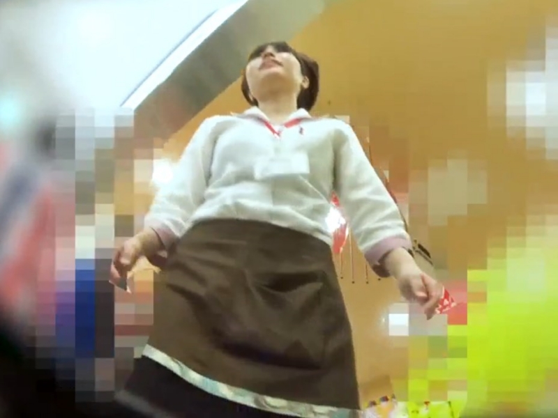【盗撮動画】お土産売り場で忙しく働く若い店員の逆さ撮りパンチラ盗撮、背徳感がエグい