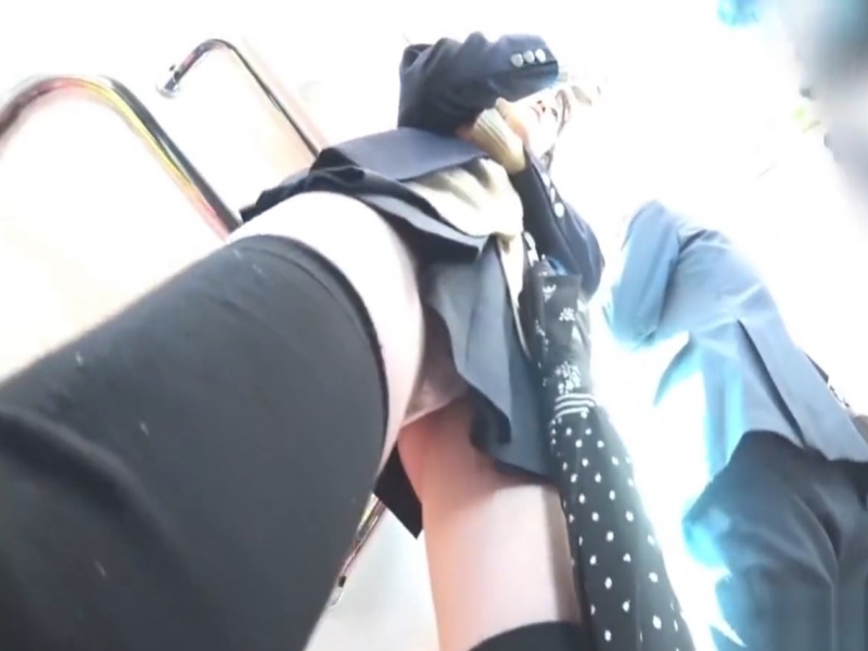 【盗撮動画】ニーハイ美少女JKの朝イチから食い込みまくりのテカリサテンパンティを電車で激撮