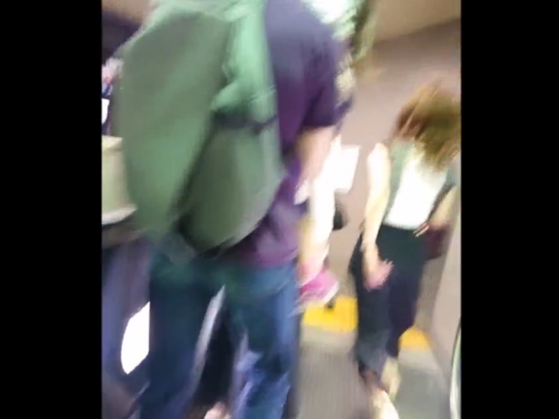 【盗撮動画】スカートめくりパンチラ成功後、盗撮バレ！ダッシュで逃亡するガチ素人女子さん