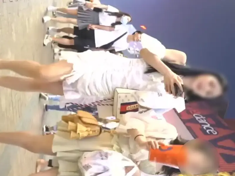 【盗撮動画】見ないと人生損する超ド級美女パンチラ！純白で陰毛スケスケでした・・・