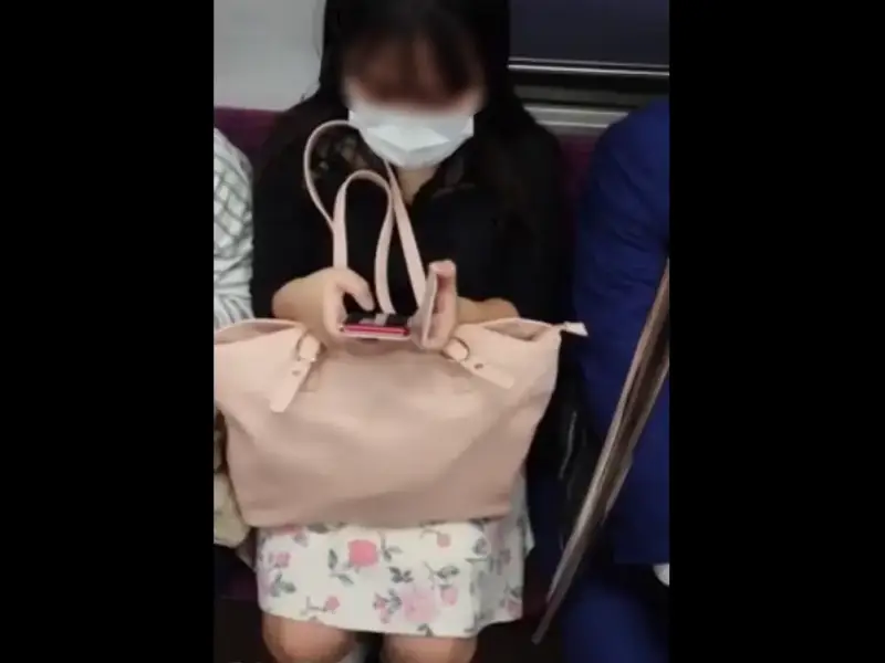 【盗撮動画】この後スカートめくりでドスケベパンティを晒される黒髪JDちゃんがこちら・・・