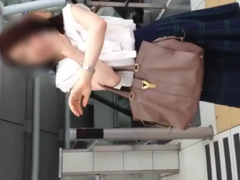 【盗撮動画】危険な撮り師さん、清楚系淑女に完全に怪しまれてもパンチラ盗撮を実行してしまう...