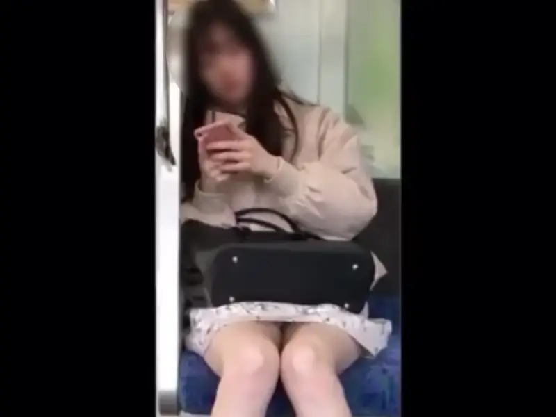 [Voyeur Video] We recommend watching until the very end. If you ran into a schoolgirl this cute, anyone would want to see her panties, right?