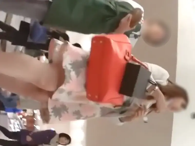[Voyeur Video] Her gorgeous butt is fully exposed! Check out the see-through panties of this celebrity beauty spotted at a luxury department store