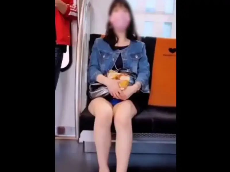 【盗撮動画】iPhoneで撮影された美脚女子の電車内対面パンチラ、どうにもガチっぽい雰囲気