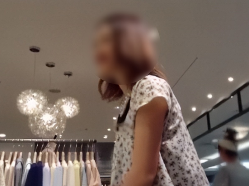 【盗撮動画】可愛くて愛想も良いショップのアイドル的店員さん、女の子の日の羽つきパンティを撮られる