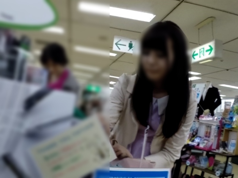 【盗撮動画】マ●コ見えそう... スタイル100点 顔120点のアイドルレベル激カワ女子のTバックパンチラ