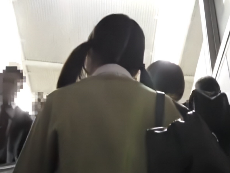 【盗撮動画】今現在も繰り返されている埼●線での電車痴漢。今日も美少女JKが被害にあっている模様