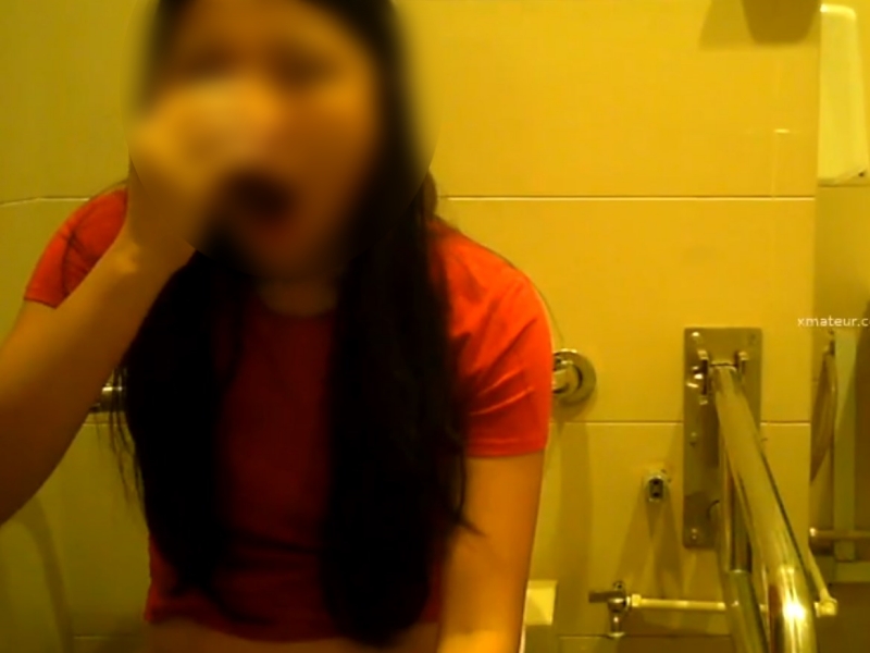【盗撮動画】おしっこしながら大あくび。女子トイレでスーパーリラックス中のガチ素人ギャル盗撮