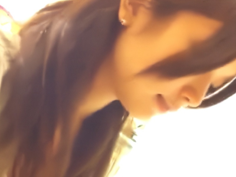 [Voyeur Video] A former "god" of voyeurism films an apparel store clerk! Her winged panties are fully exposed as she squats, giving a clear view of her panty line.
