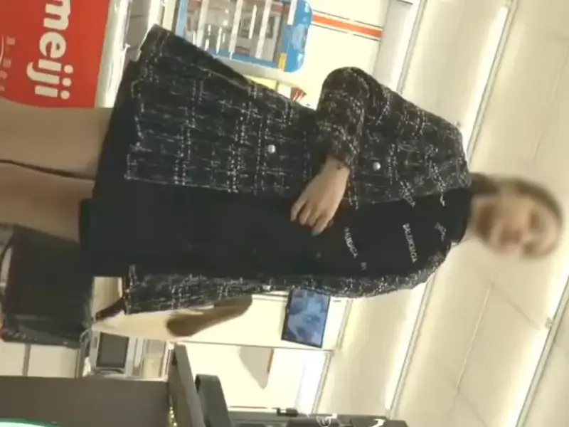 【盗撮動画】店内などでたまに見かける美女を逆さ撮り！整ったお顔とTバックの撮影に大成功
