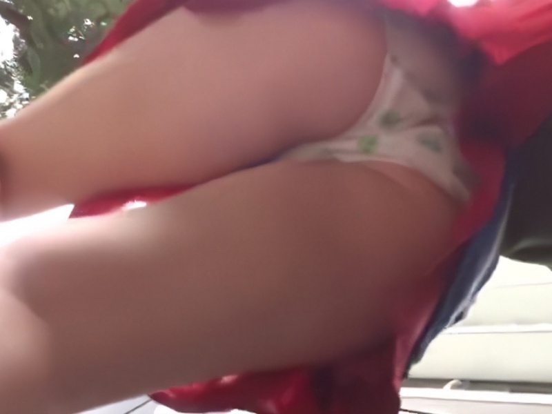 【盗撮動画】お前ら、このパンチラ盗撮だけは真似するなよ...俺みたいに取り返しがつかないことになるぞ