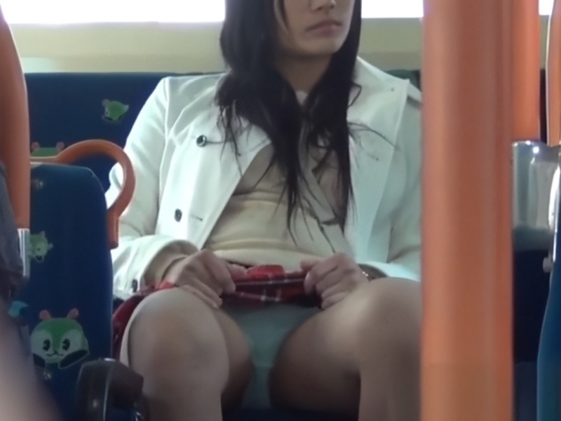 【盗撮動画】相当怪しい雰囲気の素人ギャルパンチラ。まあとりあえず最後まで見てみてくれ...