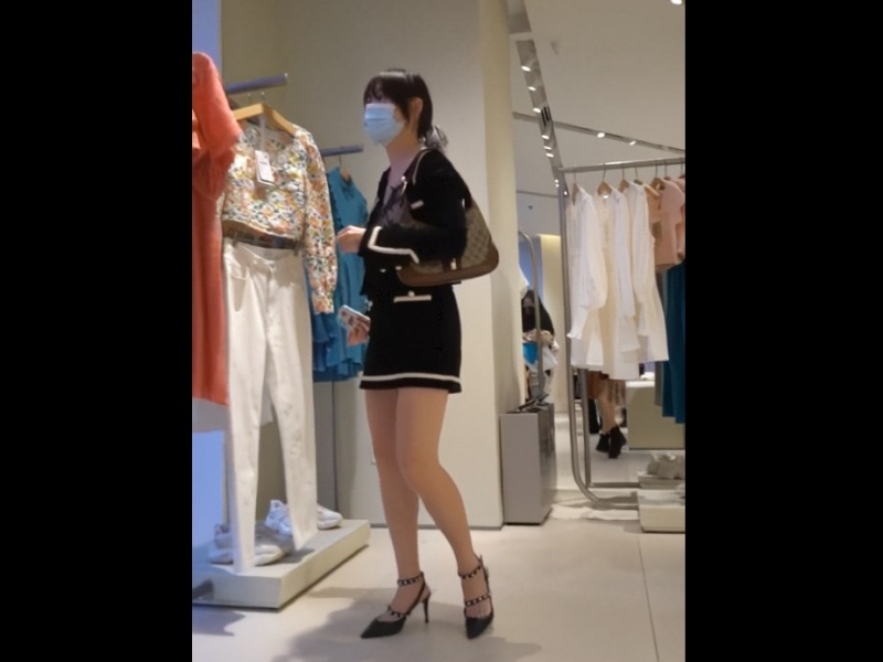 【盗撮動画】顔面激カワ＆スタイル抜群のS級女子のフロントパンチラ逆さ撮り。履いてるパンティもくっそ可愛い模様