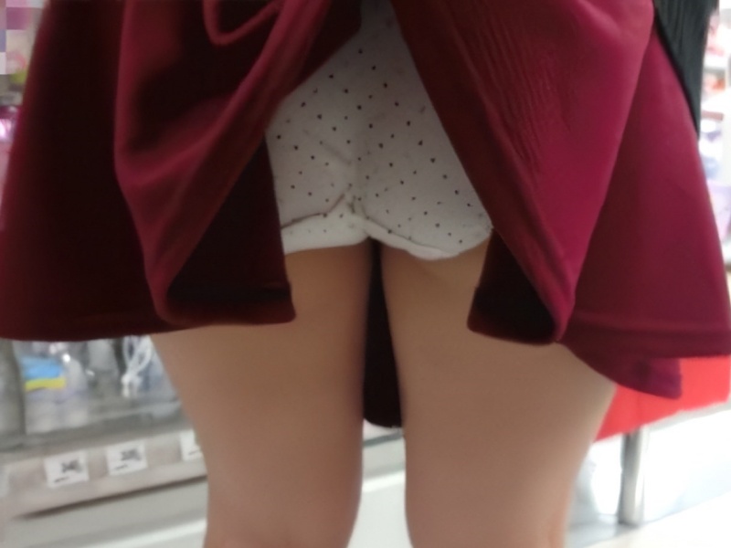 【盗撮動画】油断大敵。店内でスカートめくりパンチラ盗撮される10代女子生徒さん（盗撮バレ）