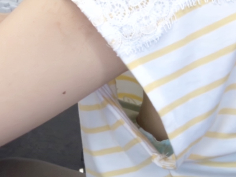 【盗撮動画】全男子の股間を熱くさせるノースリーブの隙間から乳首見え胸チラ、発見される