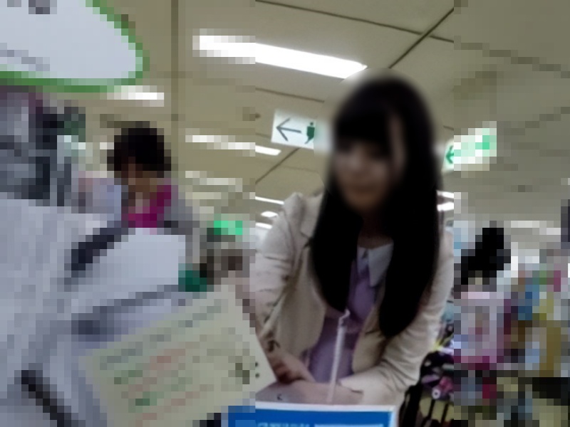 【盗撮動画】スタイル100点 顔100点のアイドル顔美少女さん、Tバック尻をがっつり逆さ撮りされる