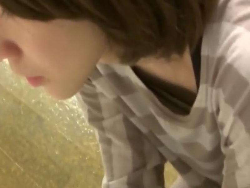 【盗撮動画】とある店舗で美形なお姉さんの胸チラを盗み撮る変態氏、動画をネットに公開する