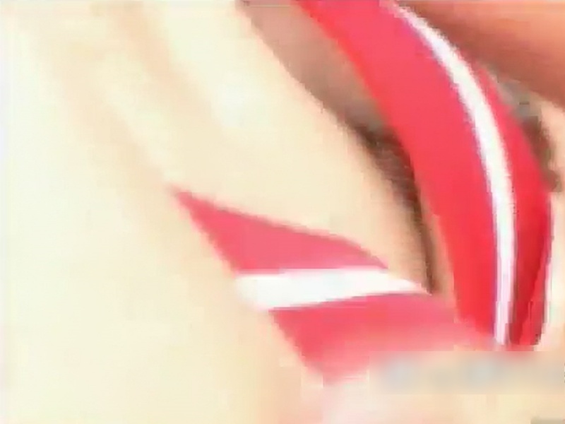 【盗撮動画】レジャープールで胸チラ盗撮！おっぱい盛りたい系ギャルのビキニブラから望むお乳首様