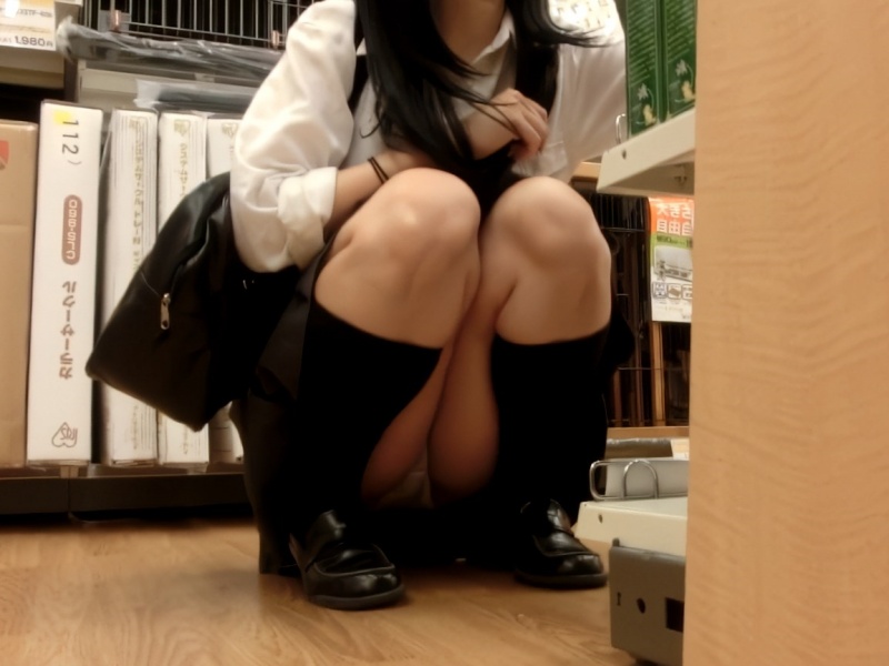 [Voyeur Video] Shocking Upside-Down Shots &amp; Crouching Panty Shots! The Case of the Unwary Schoolgirl in Uniform After School