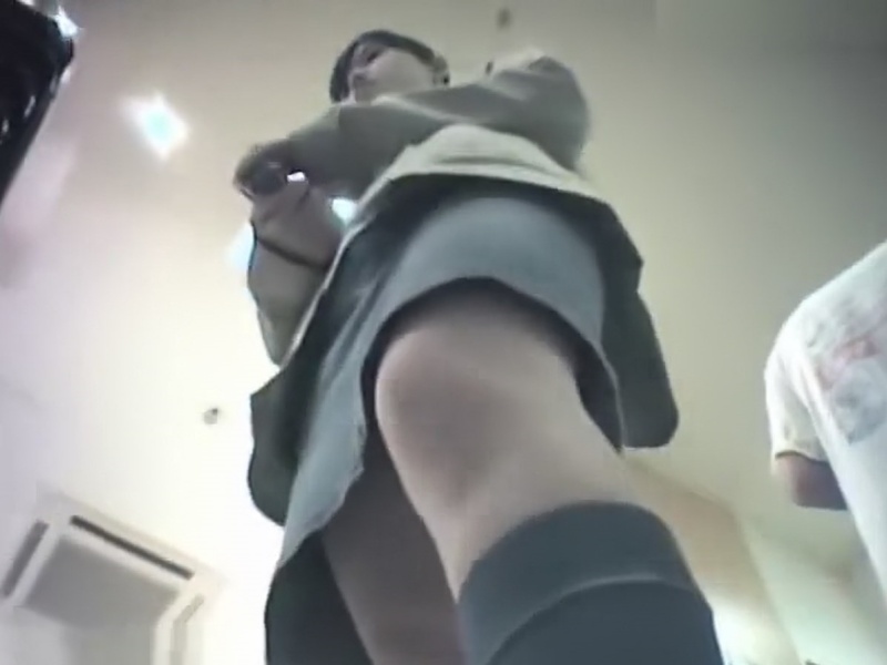 【盗撮動画】犯罪注意。お昼休憩中の激カワOLを狙った連続盗撮魔によるリアル逆さ撮りパンチラ
