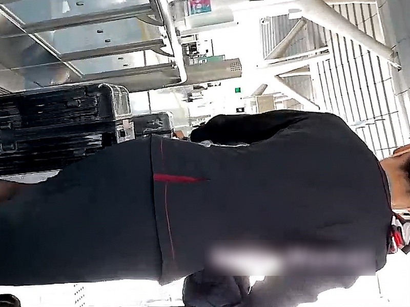 【盗撮動画】超高画質カメラ使用の撮り師、とんでもないクオリティのCAパンチラを制作してしまう