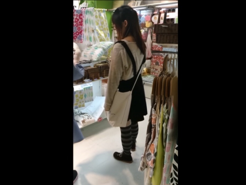 【盗撮動画】出会って3秒でパンチラGET！ガチ素人女子達を逆さ撮りまくる危険人物の動画、流出・・・
