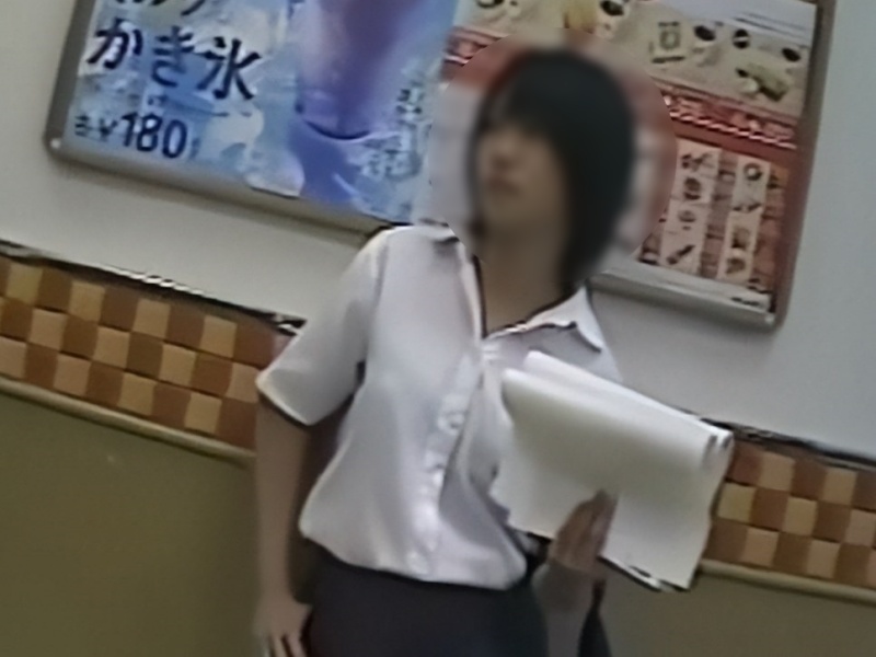 [Voyeur Video] A Cute Schoolgirl in Uniform After School Was Secretly Filmed Having a Panty Flash Like This