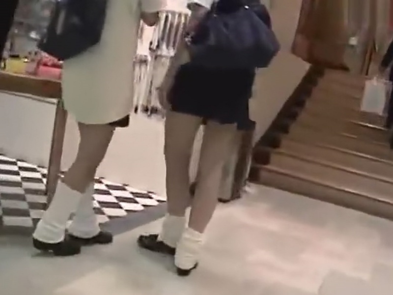 [Voyeur Video] Celebrating the Comeback of Loose Socks! A Massive Collection of Panty Shots from Bored High School Girls After School