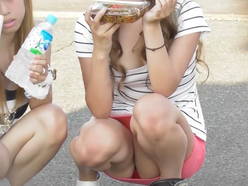 [Voyeur Video] A miniskirt-clad girl with no modesty up top or down below—her panty flash while squatting is so risqué it’s become a hot topic
