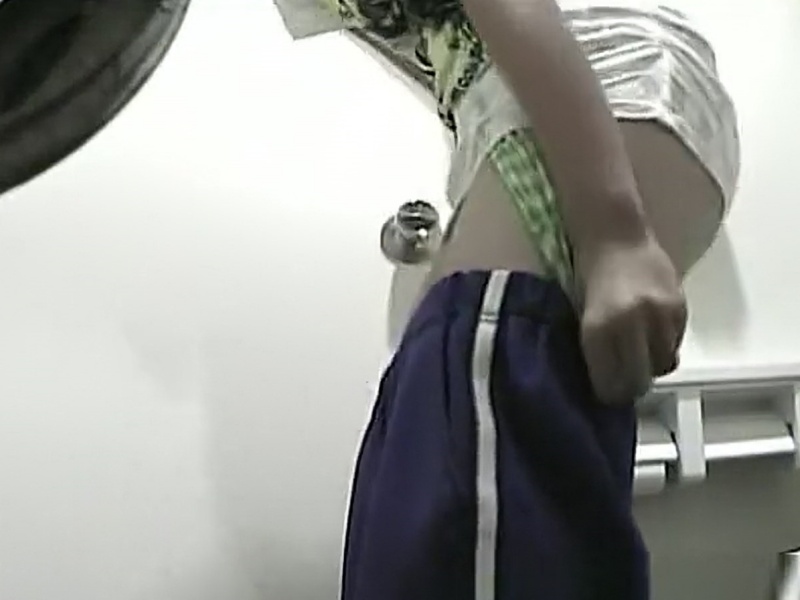 【盗撮動画】ジャージでトイレに駆け込み放尿タイム。禁断の女子トイレ動画が公開されてしまう