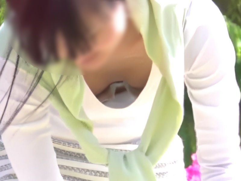 [Voyeur Video] More "Mommy" than "Mom." Unintentional cleavage and panty flashes while sitting