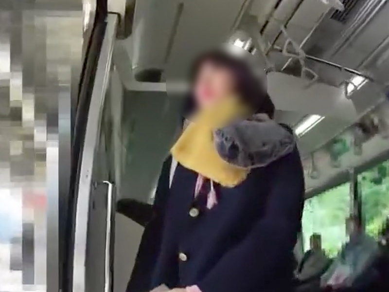 [Voyeur Video] I followed a cute high school girl in her uniform and filmed her from below! Under her miniskirt, she was wearing pure white panties.