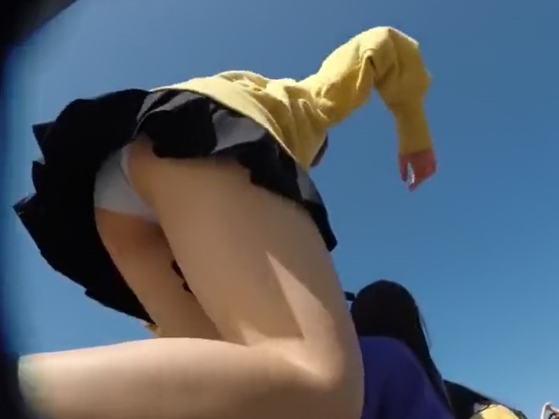 [Voyeur Video] A girl in a school uniform squats down and stands up in the Land of Dreams, flashing her panties. Even though her skirt is super short, the fact that she’s wearing real panties is a total treat.