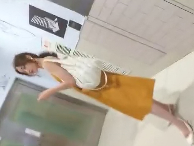 【盗撮動画】閲覧注意。生パンを盗み撮った美女にがっつり怪しまれる撮り師の日常・・・