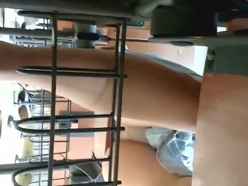 【盗撮動画】校内パンチラ盗撮！机に向かって勉強中に白パンを盗み撮られる女子生徒さん
