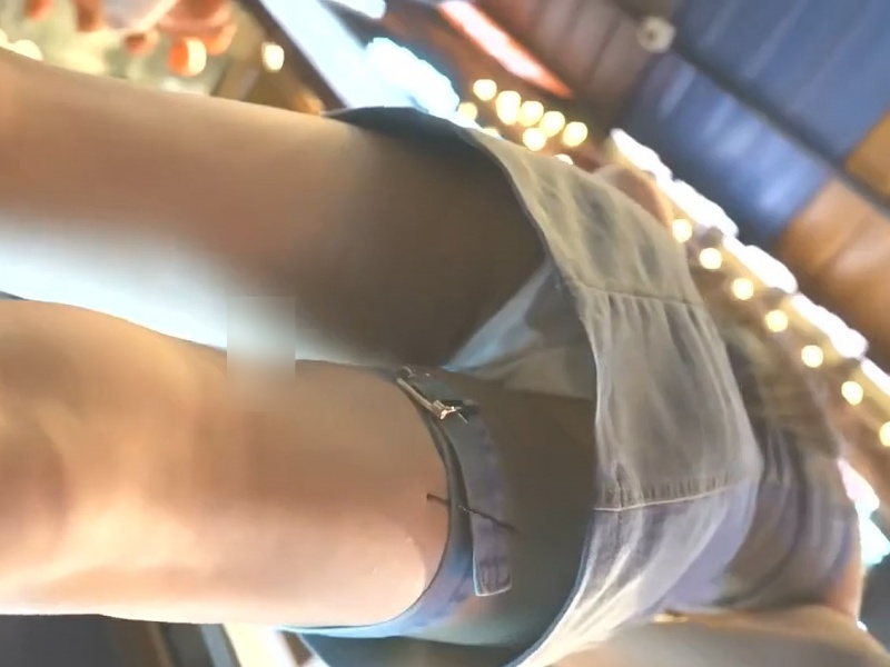 【盗撮動画】夜の繁華街でアイドル超え絶世の美少女パンチラ！ミニスカの中身は白Pで大勝利