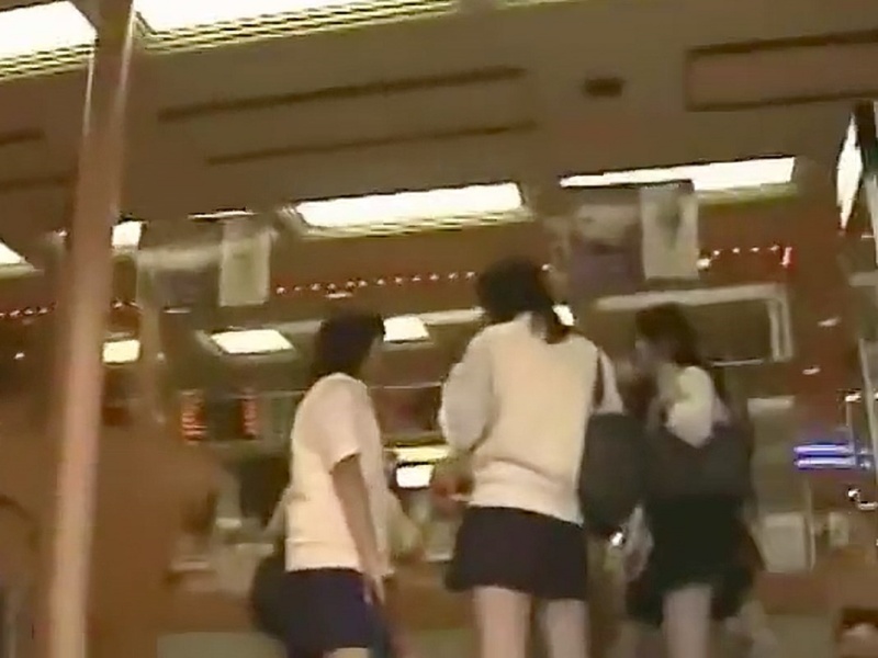 【盗撮動画】学校帰りの駅やファストフード店でパンチラ盗撮されるギャルJK達が発見される