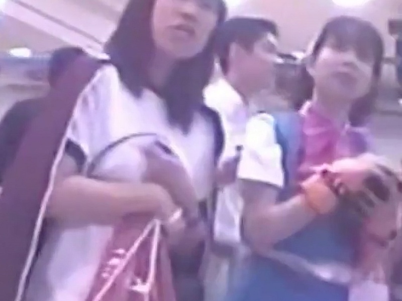 【盗撮動画】コスプレ会場で可愛いレイヤー（右）を狙う逆さ撮り事案映像、流出・・・