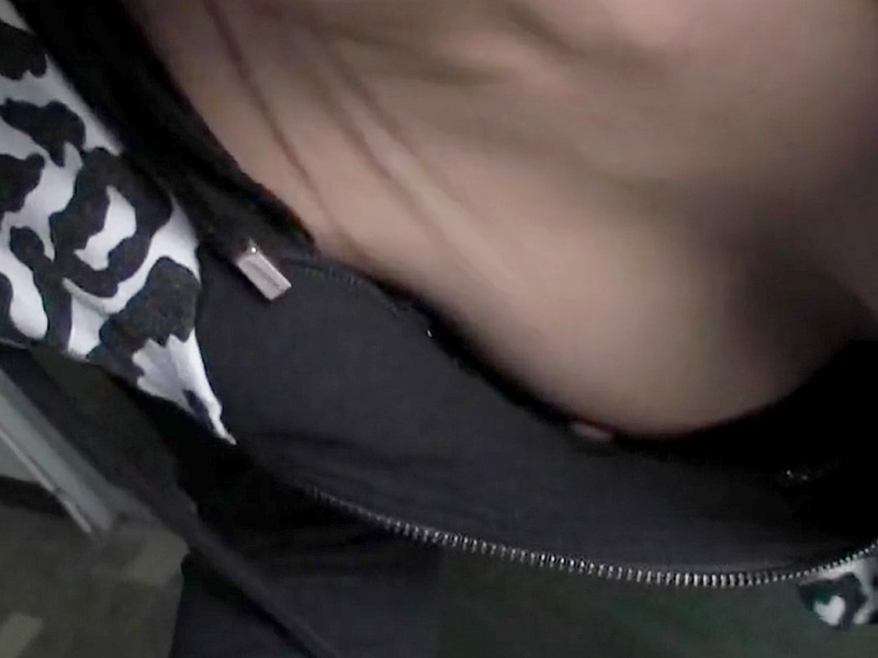 [Voyeur Video] A flash of a gal’s cleavage—she looks flashy but her nipples are incredibly cute. She was tricked into bending over