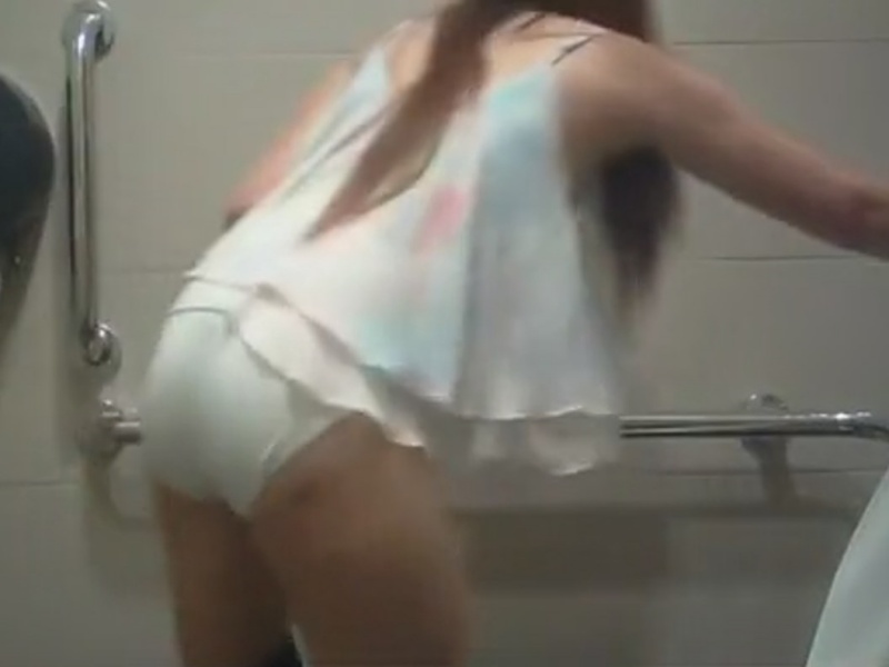 【盗撮動画】これが噂のヤングガールトイレ。10代ギャルの女子トイレでの一部始終を記録した貴重な映像