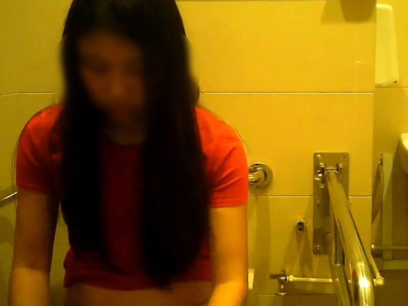 [Voyeur Video] Latest women's restroom voyeur footage goes viral for showing everything—even an amateur girl's pubic hair—from a straight-on angle