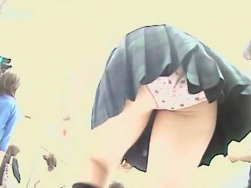【盗撮動画】衝撃の靴下直し！制服JKの片脚上げパンチラが美味しそうすぎる（ガチもの逆さ撮りパンチラ）