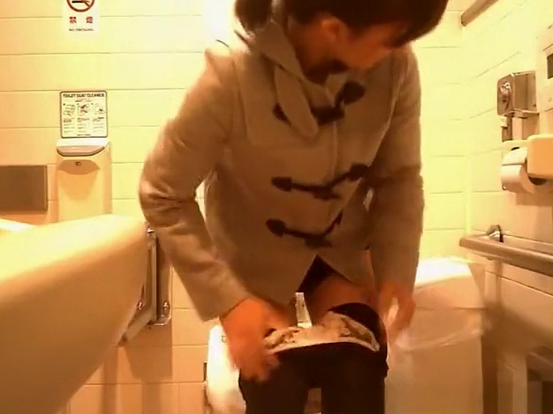 [Voyeur Video] Hidden Camera Footage from a Women's Restroom: A Rare Glimpse of White Panties Under Black Tights