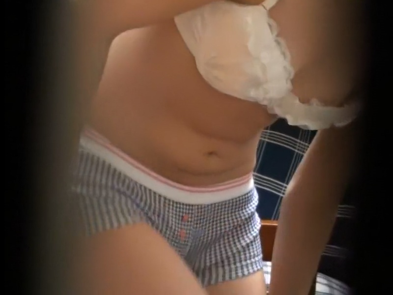 【盗撮動画】某盗撮動画サイトの”超VIP会員”だけが見れた制服美少女の着替え映像が流出・・・