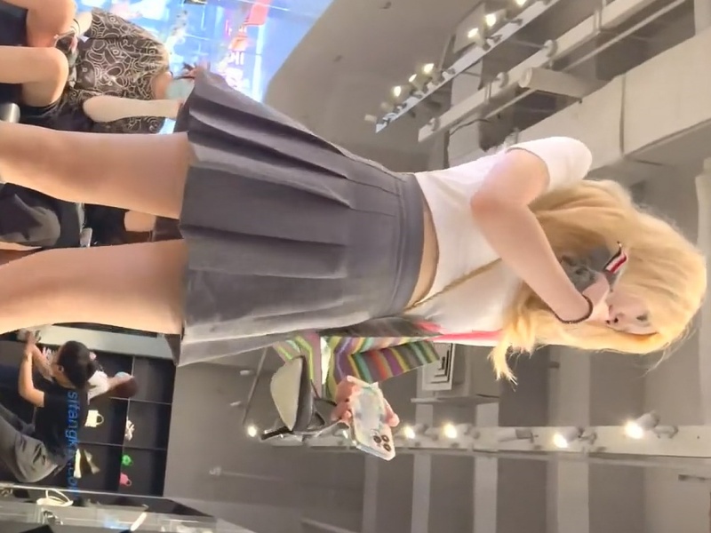 【盗撮動画】ルックスモデル級の超絶美人ギャルパンチラ！靴屋で前屈み連発してくれます
