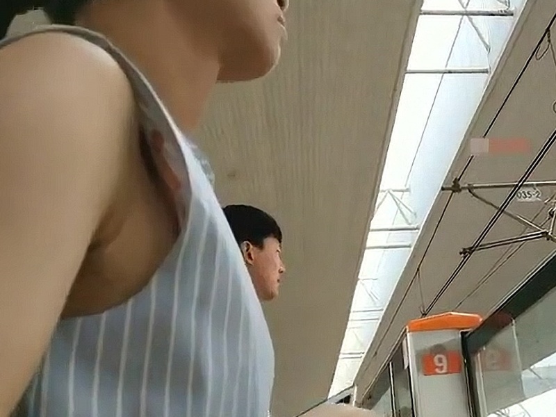 【盗撮動画】パンチラを極めし者、逆さ撮りのついでにノースリブラチラの奪取にも成功する
